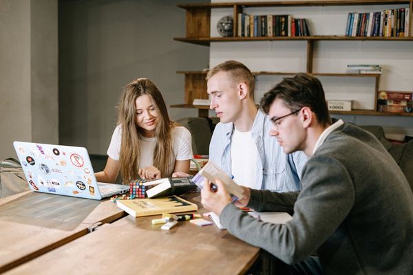 10 Tips for effective performance reviews from industry exprerts - Featured image