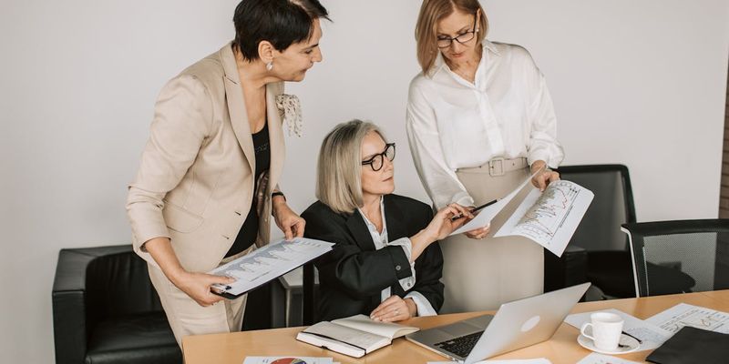 What is Formal Informal Communication: A Complete Guide For 2025  - Featured image