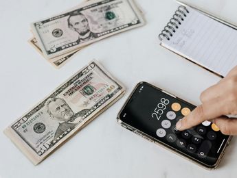 How to Calculate Employee Hours Worked: HR Guide 2025 - Featured image